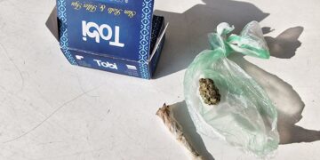 Tânără prinsă cu substanțe interzise în apropierea unui liceu din Târgovişte