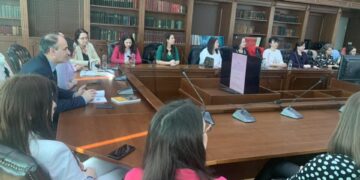 La Facultatea de Ştiinţe Economice a Universităţii „Valahia” din Târgovişte s-a desfăşurat masa rotundă „Implicarea universităţilor în dezvoltarea locală – experienţa României (judeţul Dâmboviţa) şi cea a Canadei (regiunea Québec)”.