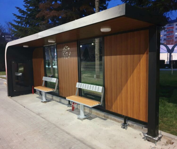 A început montarea noilor stații de călători