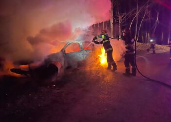Incendii izbucnite la două autoturisme în comuna Ludești și în orașul Pucioasa