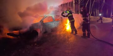Incendii izbucnite la două autoturisme în comuna Ludești și în orașul Pucioasa