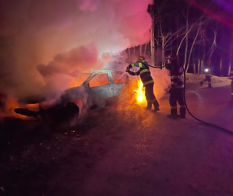 Incendii izbucnite la două autoturisme în comuna Ludești și în orașul Pucioasa