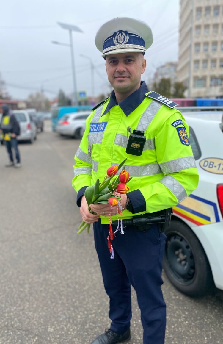 La început de primăvară, polițiștii rutieri au ”sancționat” doamnele și domnișoarele cu flori
