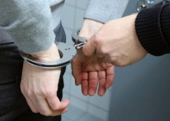 Mandat de executare a unei pedepse privative de libertate, pus în aplicare de  polițiști