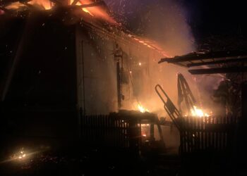 Noaptea trecută pompierii au fost solicitați pentru stingerea unui incendiu izbucnit la o casă în comuna Dragomirești, sat Râncaciov