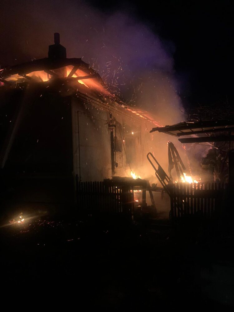 Noaptea trecută pompierii au fost solicitați pentru stingerea unui incendiu izbucnit la o casă în comuna Dragomirești, sat Râncaciov