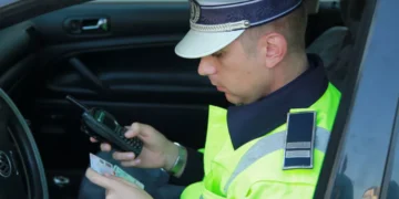 Surprins la volanul unui autoturism, deși avea anulat permisul de conducere
