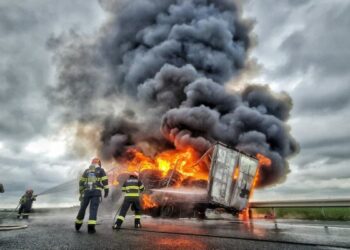 Incendiu izbucnit la un camion în comuna Ulmi