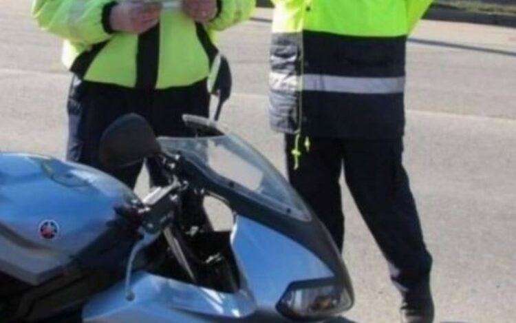 Bărbat de 32 de ani din comuna Răzvad prins fără permis în timp ce conducea un moped