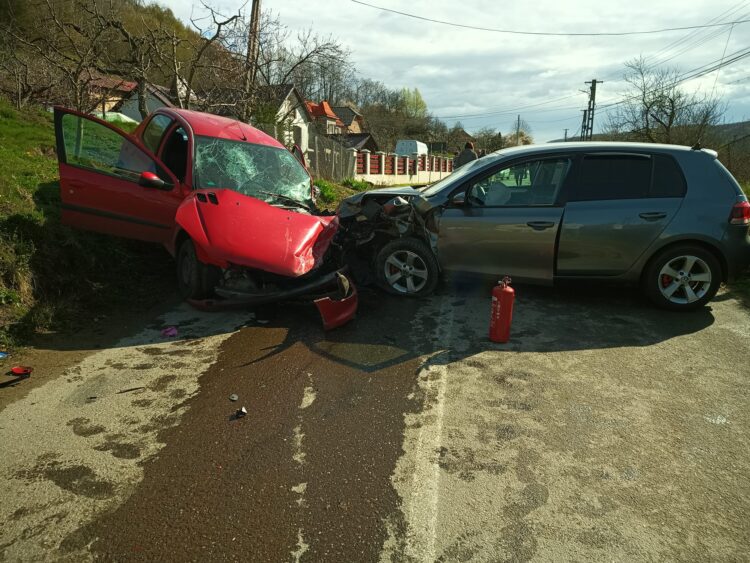Intervenție în cazul unui accident rutier produs în localitatea Gura Barbuletului