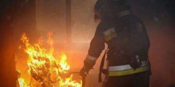 Incendiu izbucnit la un tablou electric pe casa scării unui bloc din orașul Găești, str. Unirii