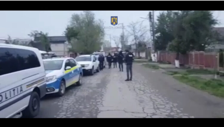 VIDEO- Polițiștii Municipiului Târgoviște au pus în aplicare 12 mandate de percheziție domiciliară, în comuna Cojasca