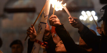 LA CATEDRALA DIN TÂRGOVIŞTE VA FI ADUSĂ ȘI ANUL ACESTA LUMINA SFÂNTĂ DE LA IERUSALIM