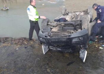 Un tânăr de 18 ani fără permis de conducere s-a răsturnat cu autoturismul în albia unui pârâu