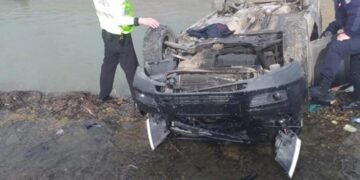 Un tânăr de 18 ani fără permis de conducere s-a răsturnat cu autoturismul în albia unui pârâu