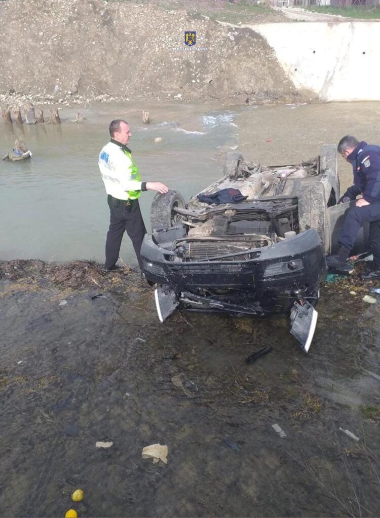 Un tânăr de 18 ani fără permis de conducere s-a răsturnat cu autoturismul în albia unui pârâu