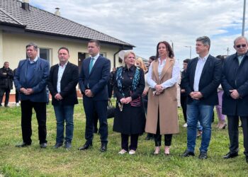 Conducerea Consiliului Județean Dâmbovița, prezentă astăzi în comuna Potlogi, la predarea locuințelor sociale realizate prin ANL