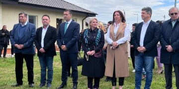 Conducerea Consiliului Județean Dâmbovița, prezentă astăzi în comuna Potlogi, la predarea locuințelor sociale realizate prin ANL