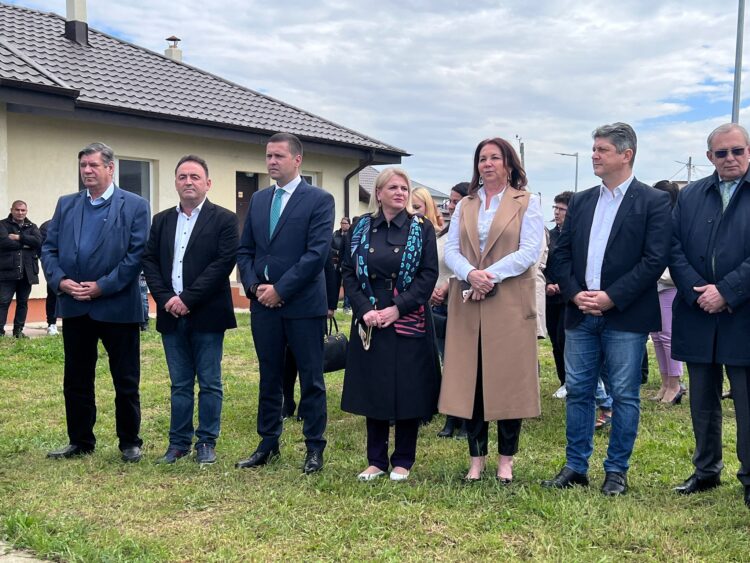Conducerea Consiliului Județean Dâmbovița, prezentă astăzi în comuna Potlogi, la predarea locuințelor sociale realizate prin ANL