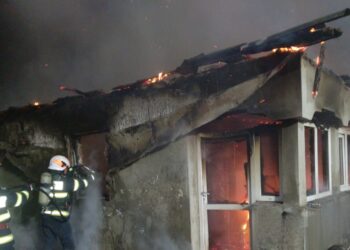 Incendiu izbucnit la o casă în comuna Sălcioara, sat Ghinești