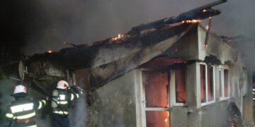 Incendiu izbucnit la o casă în comuna Sălcioara, sat Ghinești