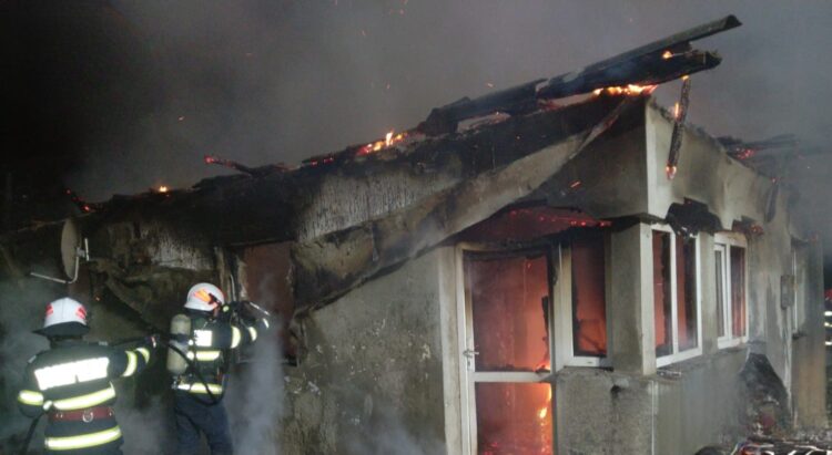 Incendiu izbucnit la o casă în comuna Sălcioara, sat Ghinești
