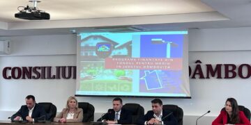 Astăzi, la sediul Consiliului Județean Dâmbovița, au fost semnate 15 contracte cu 14 primării dâmbovițene -șase unități de învățământ vor beneficia de lucrări de eficientizare energetic, iar nouă administrații publice locale vor moderniza sistemul de iluminat public