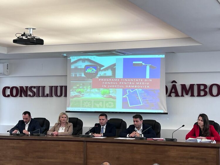 Astăzi, la sediul Consiliului Județean Dâmbovița, au fost semnate 15 contracte cu 14 primării dâmbovițene -șase unități de învățământ vor beneficia de lucrări de eficientizare energetic, iar nouă administrații publice locale vor moderniza sistemul de iluminat public