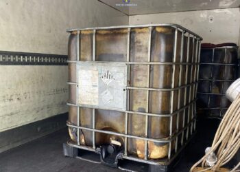 Depistat de polițiști în timp ce transporta un recipient cu substanță cu miros specific de motorină