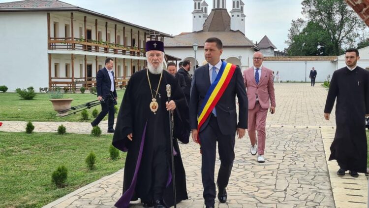 MITROPOLITUL NIFON A PARTICIPAT LA ȘEDINȚA FESTIVĂ A CONSILIULUI JUDEȚEAN DÂMBOVIȚA DE LA POTLOGI CU PRILEJUL MANIFESTĂRILOR DEDICATE ZILELOR JUDEȚULUI
