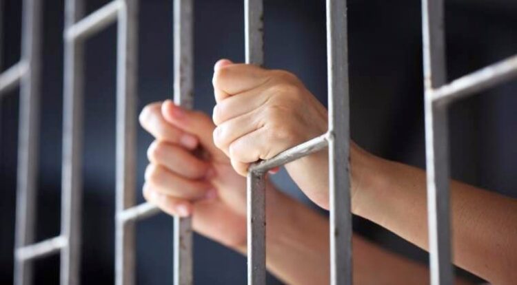 Mandat de executare a unei pedepse privative de libertate, pus în aplicare de polițiști