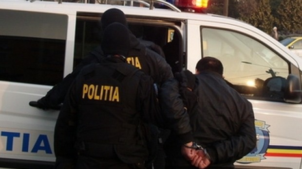 Cercetat de polițiști pentru distrugere, lovire sau alte violențe și tulburarea ordinii și liniștii publice, reținut pentru 24 de ore
