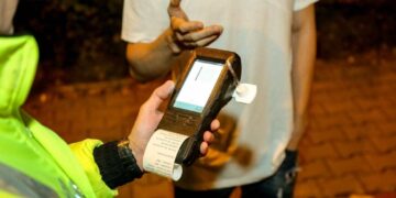 Surprins la volanul unui autoturism, deși s-ar fi aflat sub influența unor substanțe psihoactive
