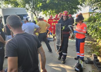 Intervenție în cazul unei persoane prinsă sub o autoutilitară răsturnată în comuna Dragomirești, sat Mogoșești, str. Bisericii
