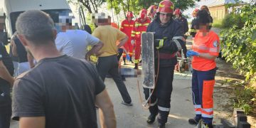 Intervenție în cazul unei persoane prinsă sub o autoutilitară răsturnată în comuna Dragomirești, sat Mogoșești, str. Bisericii
