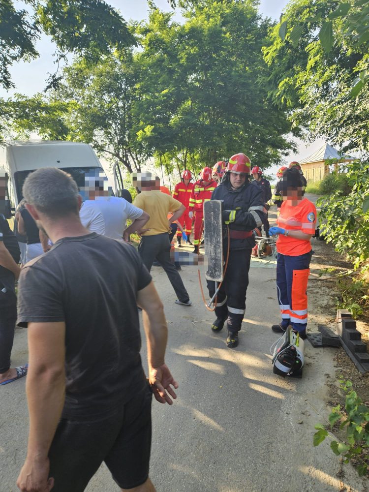 Intervenție în cazul unei persoane prinsă sub o autoutilitară răsturnată în comuna Dragomirești, sat Mogoșești, str. Bisericii