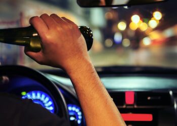 Un conducător auto care ar fi consumat alcool, implicat într-un eveniment rutier soldat cu pagube materiale