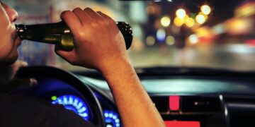Un conducător auto care ar fi consumat alcool, implicat într-un eveniment rutier soldat cu pagube materiale