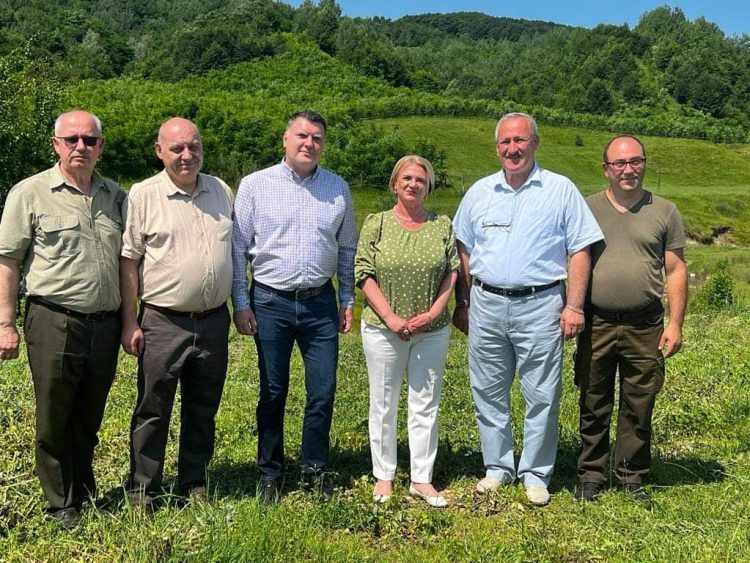 Prefectul Claudia Gilia și Subprefectul Ioan Corneliu Sălișteanu, vizită de lucru în teren, privitoare la acțiunea de împădurire care a avut loc în Perimetrul de ameliorare Toculești – Vulcana Pandele.