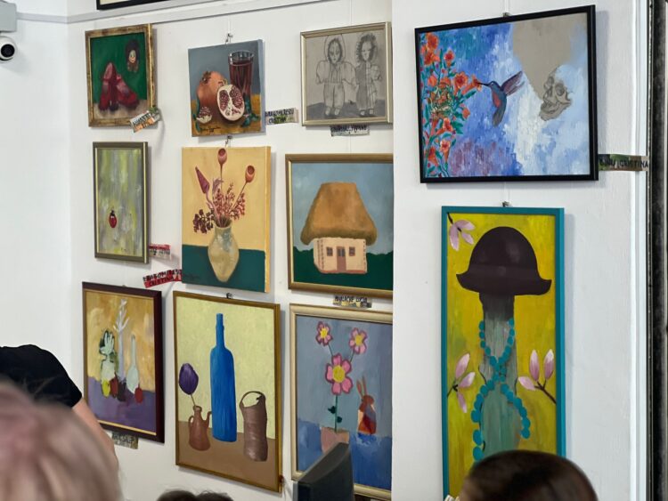 Foto/Video 62 artiști, cu vârste între 6 și 70 de ani și-au expus operele în cadrul vernisajului de astăzi