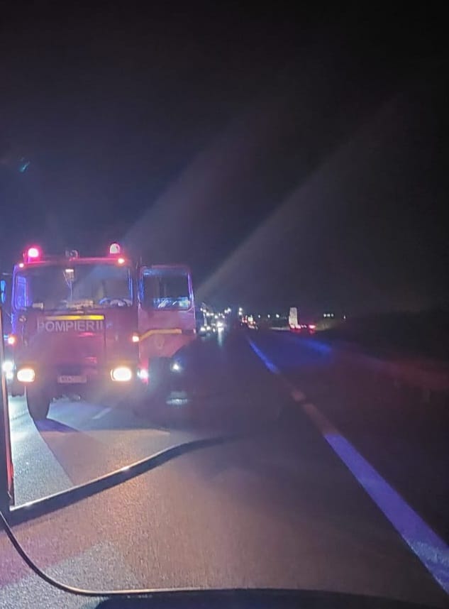 O autoutilitară a luat foc pe autostrada A1 , km 73, sensul spre Pitești