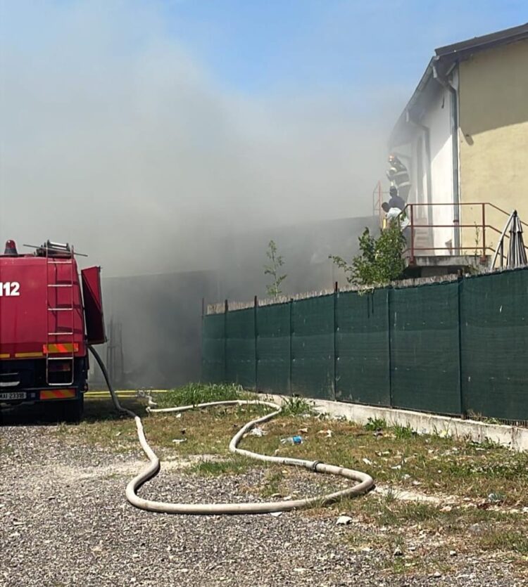 Incendiu izbucnit la un magazin în localitatea Petrești