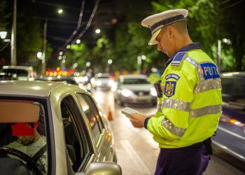În ultimele 24 de ore, polițiștii dâmbovițeni au aplicat 168 de sancțiuni contravenționale, au reținut 11 permise de conducere și au retras un certificat de înmatriculare