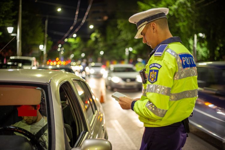 În ultimele 24 de ore, polițiștii dâmbovițeni au aplicat 168 de sancțiuni contravenționale, au reținut 11 permise de conducere și au retras un certificat de înmatriculare