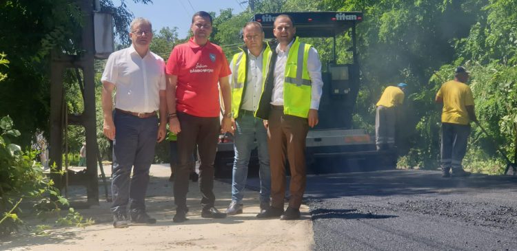 Corneliu Ștefan, președintele CJD, a vizitat astăzi șantierele din comunele IL Caragiale, Gura Ocniței, Ocnița și Răzvad! La vizita din teren a luat parte și secretarul de stat în Ministerul Transporturilor, Ionuț Săvoiu!