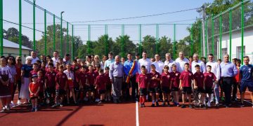 Investiție de aproximativ 700.000 la Bucșani. A fost inaugurat terenul de tenis.