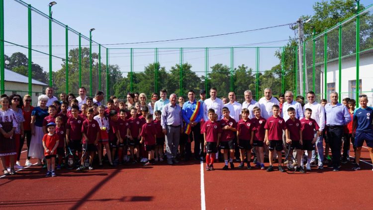 Investiție de aproximativ 700.000 la Bucșani. A fost inaugurat terenul de tenis.