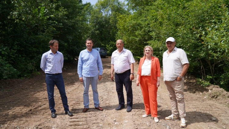 Au început lucrările de reabilitare a drumului județean DJ 712 A Runcu – Râu Alb!