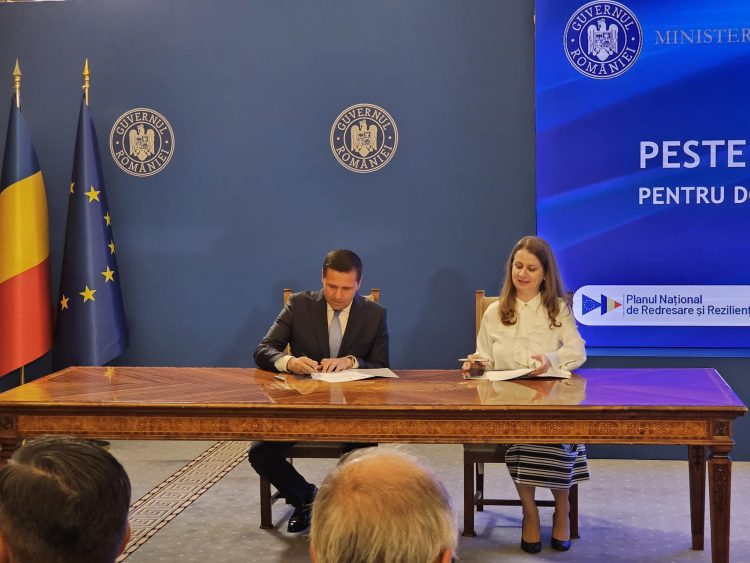 A fost semnat contractul de finanțare pentru proiectul care privește dotarea cu mobilier, materiale didactice și echipamente digitale a 60 de unități de învățământ