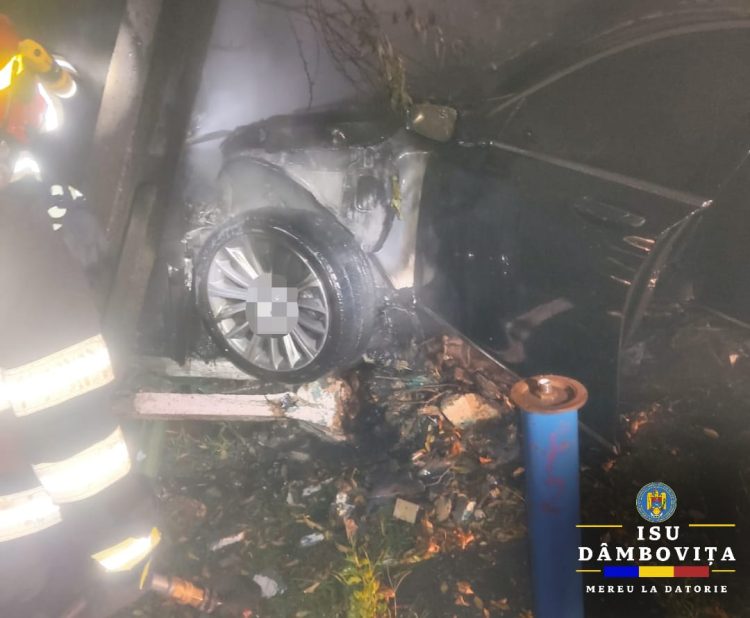 Incendiu produs la un autoturism în localitatea Mănești